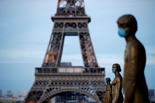 Золотые статуи в масках возле Эйфелевой башни в Париже, Франция - Sputnik Казахстан