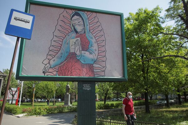 Плакат с изображением врача в стиле латиноамериканских религиозных картин в Бухаресте, Румыния - Sputnik Казахстан