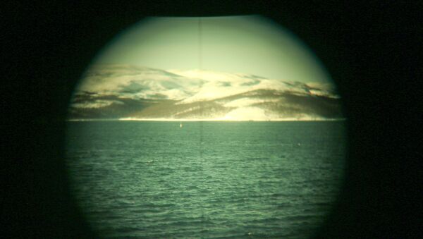 Вид на берег через перископ многоцелевой атомной подводной лодки - Sputnik Қазақстан
