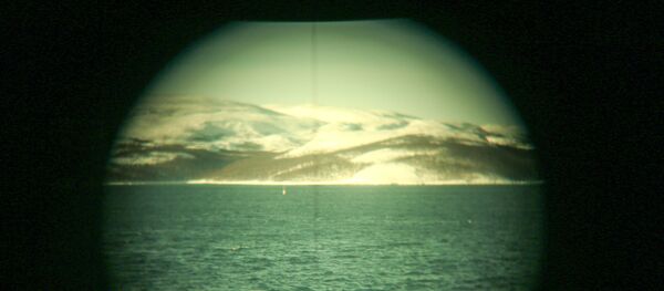 Вид на берег через перископ многоцелевой атомной подводной лодки - Sputnik Казахстан