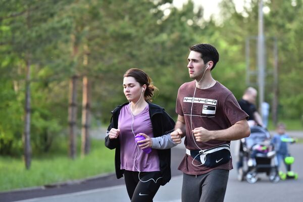 Молодые люди на пробежке в парке Нур-Султана - Sputnik Казахстан