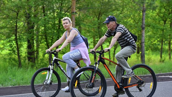 Пара на велопрогулке в центральном парке Нур-Султана после ослабления карантина - Sputnik Қазақстан