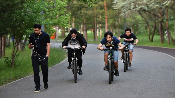 Астанчане выбрались в парки после почти двухмесячного карантина  - Sputnik Казахстан