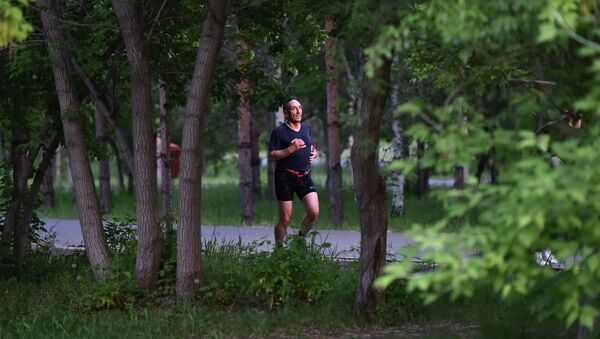 Житель Нур-Султана на пробежке в парке  - Sputnik Қазақстан