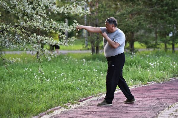 Астанчанин средних лет тренируется в парке - Sputnik Казахстан
