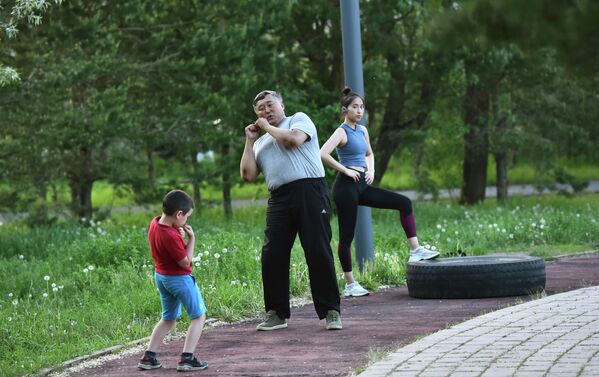 Астанчане на тренировке в парке - Sputnik Казахстан