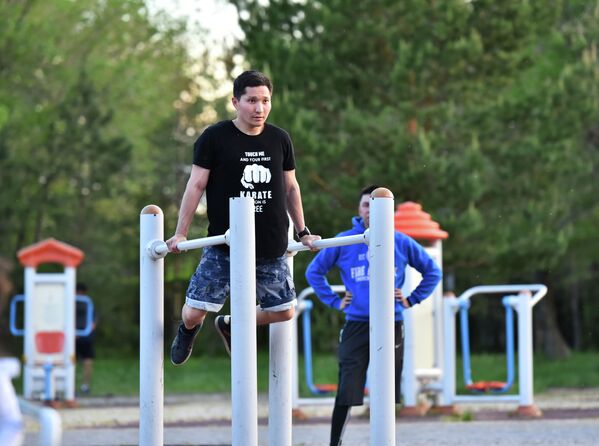 Астанчане тренируются в городском парке - Sputnik Казахстан