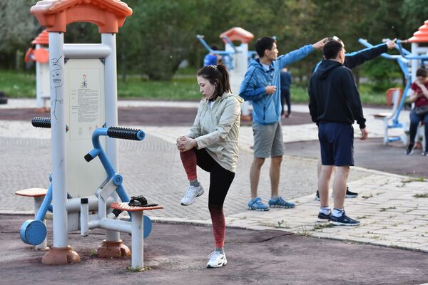 Астанчане тренируются в парке  - Sputnik Казахстан