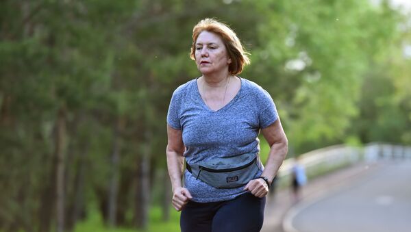 Женщина на пробежке в парке Нур-Султана - Sputnik Қазақстан