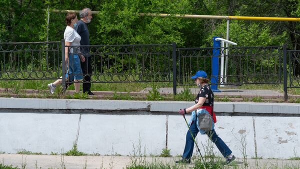 Алматинцы прогуливаются вдоль городских рек - Sputnik Қазақстан