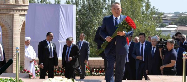Президент Казахстана Нурсултан Назарбаев возложил цветы к могиле Ислама Каримова Президент Казахстана Нурсултан Назарбаев возложил цветы к могиле Ислама Каримова - Sputnik Казахстан
