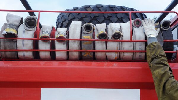  Архивное фото пожарных рукавов на пожарной машине - Sputnik Қазақстан