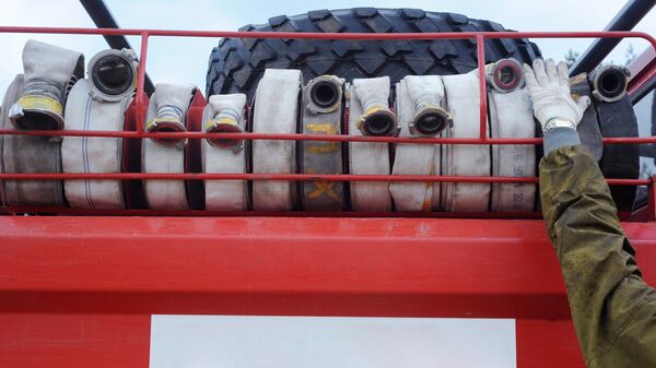 Архивное фото пожарных рукавов на пожарной машине - Sputnik Казахстан