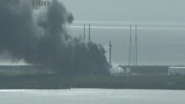 Густой дым поднимался над платформой SpaceX после взрыва ракеты Falcon 9 - Sputnik Казахстан