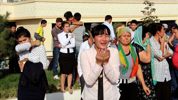 Граждане Узбекистана плачут во время церемонии прощания с Исламом Каримовым - Sputnik Казахстан