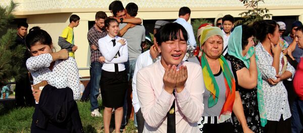 Граждане Узбекистана плачут во время церемонии прощания с Исламом Каримовым - Sputnik Казахстан