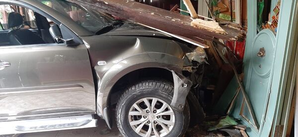 Автомобиль врезался в здание кафе в Алматы, водитель госпитализирован - Sputnik Казахстан