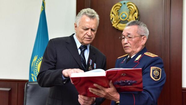 Первый министр внутренних дел Казахстана Владимир Шумов (слева) - Sputnik Казахстан