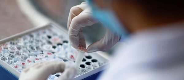 Медик расставляет пробирки с анализами на коронавирус - Sputnik Казахстан