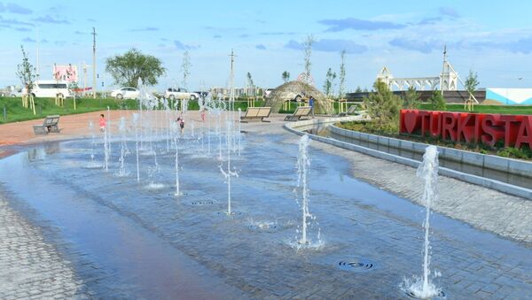 Сухой фонтан в одном из парков Туркестана - Sputnik Қазақстан