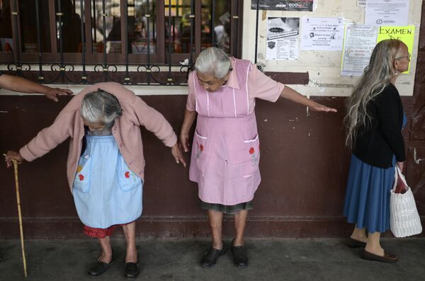 Женщины в очереди на регистрацию по программе социальной помощи, Озумба, Мексика - Sputnik Казахстан