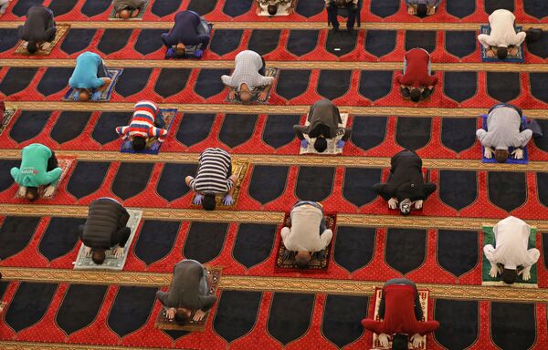 Пятничная молитва во время священного месяца Рамадан в мечети Мухаммеда аль-Амина в Бейруте - Sputnik Казахстан