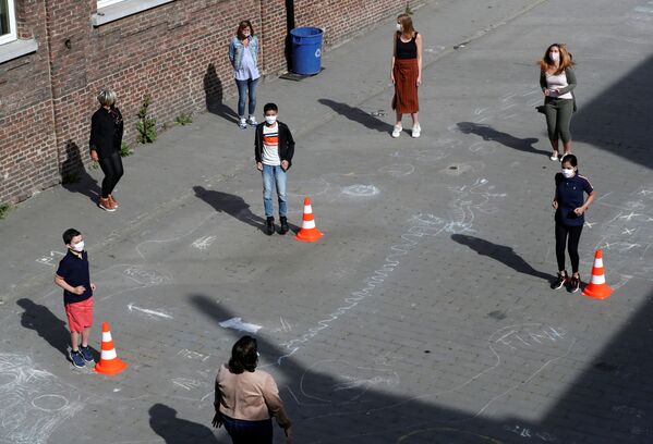 Учителя и ученики соблюдают правила дистанцирования на открытии школы после вспышки коронавируса в Джумете, Бельгия  - Sputnik Казахстан