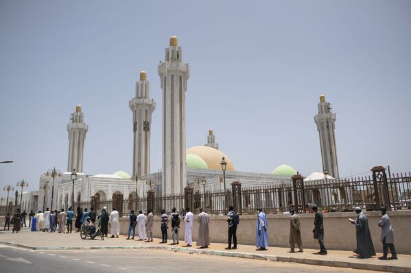 Очередь в мечеть в Дакаре, Сенегал - Sputnik Казахстан