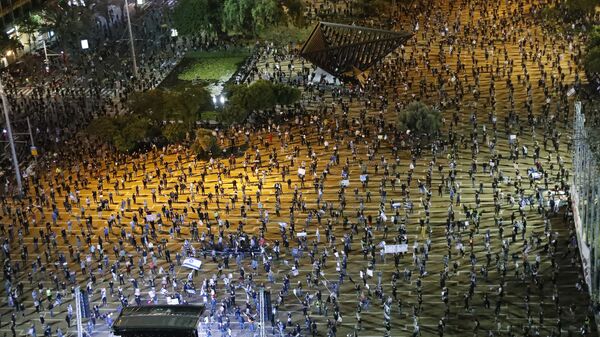 Участники демонстрации Черный флаг против израильского премьер-министра Биньямина Нетаньяху и мер по сдерживанию коронавируса на площади Рабина в Тель-Авиве - Sputnik Қазақстан