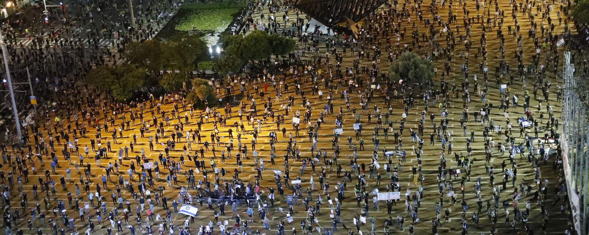 Участники демонстрации Черный флаг против израильского премьер-министра Биньямина Нетаньяху и мер по сдерживанию коронавируса на площади Рабина в Тель-Авиве - Sputnik Казахстан, 1920, 21.05.2023