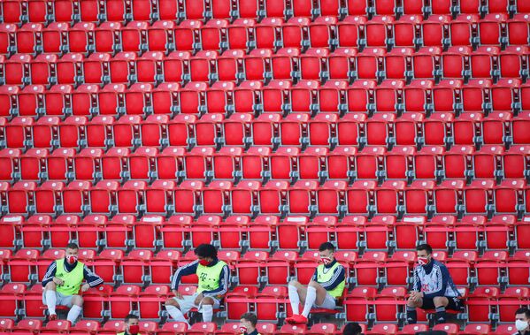 Футболисты на трибунах соблюдают социальную дистанцию во время матча «ФК Юнион Берлин» - «Бавария» в Берлине, Германия - Sputnik Казахстан