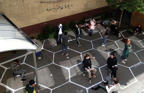 Учащиеся соблюдают социальную дистанцию в школьном дворе в Брюсселе, Бельгия - Sputnik Казахстан