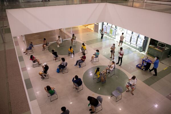 Покупатели соблюдают социальную дистанцию в торговом центре в Кесон-Сити, Филиппины - Sputnik Казахстан