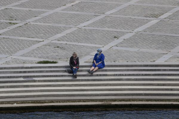 Женщины на набережной Сены в Париже - Sputnik Казахстан