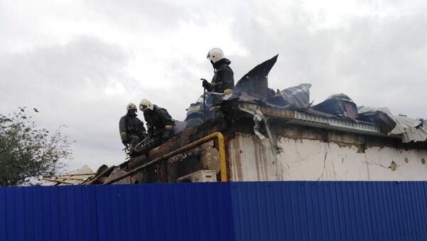 Огонь после хлопка газовоздушной смеси распространился на крышу дома в селе Курмангазы - Sputnik Казахстан