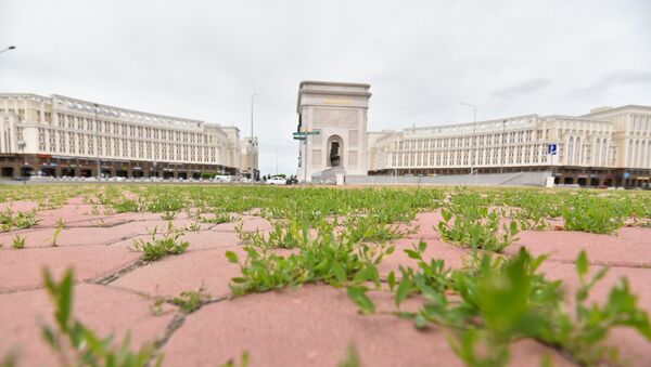 Трава проросла сквозь брусчатку у Триумфальной арки в Нур-Султане - Sputnik Казахстан