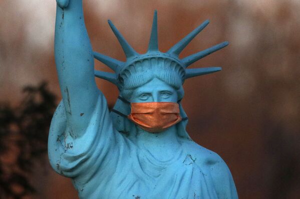 Реплика Статуи Свободы в защитной маске в штате Мэн, США - Sputnik Казахстан