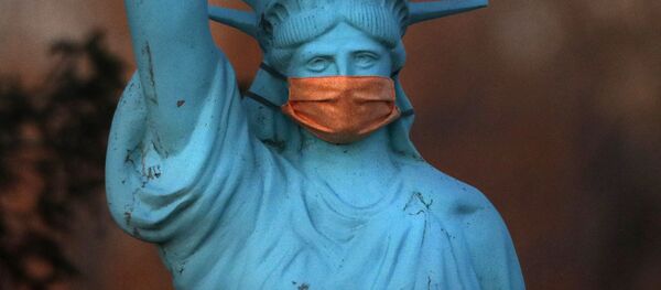 Реплика Статуи Свободы в защитной маске в штате Мэн, США - Sputnik Казахстан