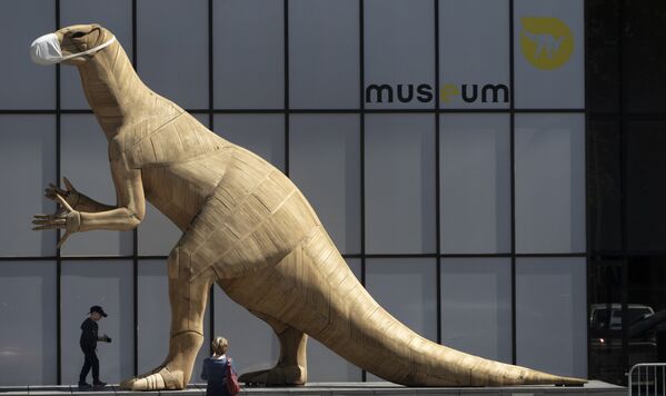 Модель динозавра в маске в Музее естественной истории в Брюсселе - Sputnik Казахстан