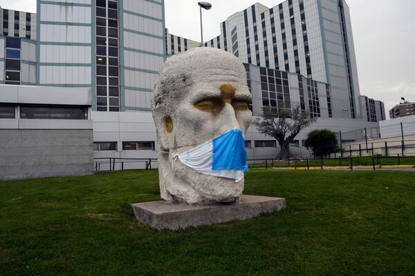 Памятник испанскому врачу Сантьяго Рамон-и-Кахаля в защитной маске - Sputnik Казахстан