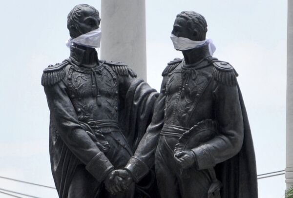 Памятник Симону Боливару и Хосе де Сан-Мартину в защитных масках, Эквадор - Sputnik Казахстан