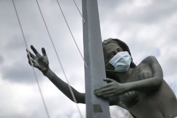 Статуя русалки в защитной маске, Мичиган, США - Sputnik Казахстан