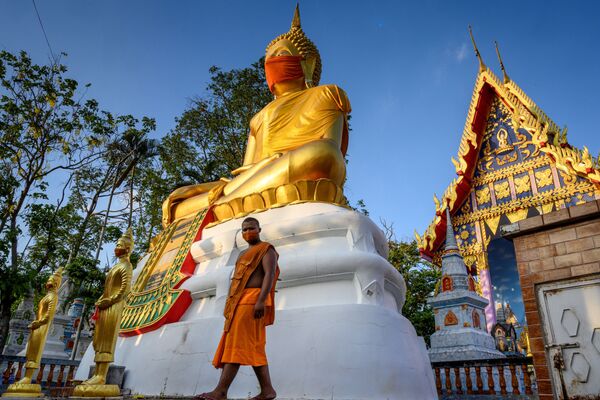 Гигантская статуя Будды в защитной маске под Бангкоком, Таиланд - Sputnik Казахстан