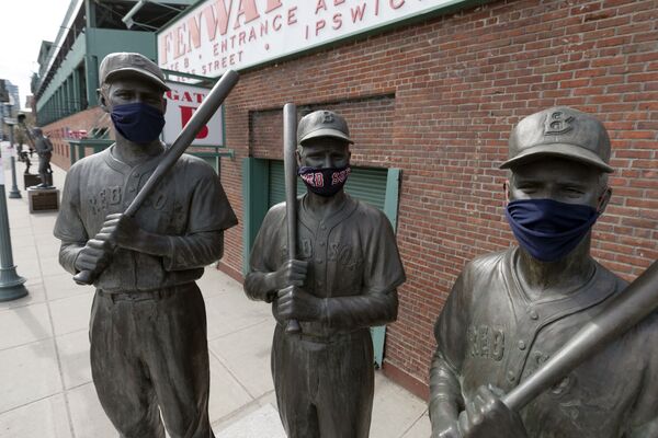 Статуя великих игроков в бейсбол Boston Red Sox в защитных масках - Sputnik Казахстан