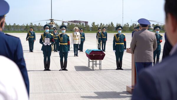 Останки погибшего под Смоленском казахского солдата передали родным - Sputnik Казахстан