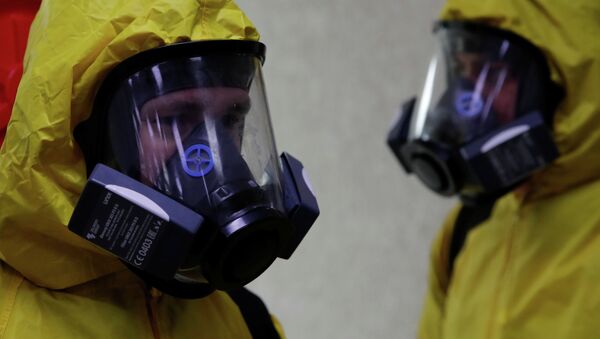 Люди в защитных костюмах во время пандемии коронавируса  - Sputnik Қазақстан