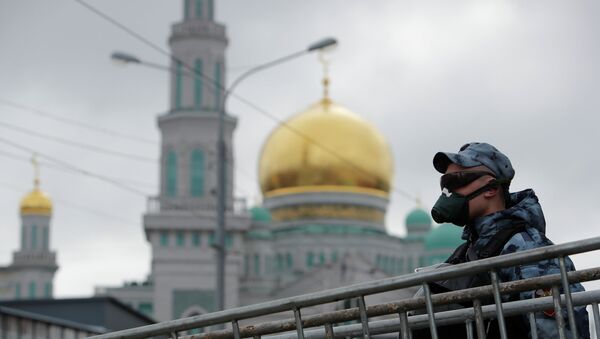 Мужчина в защитной маске на фоне мечети  - Sputnik Казахстан