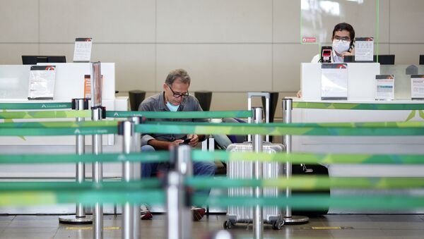 Пассажир в аэропорту ожидает регистрации на рейс - Sputnik Казахстан
