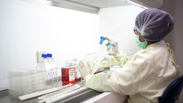 Сотрудник лаборатории проводит исследования,  связанные с коронавирусом  - Sputnik Казахстан