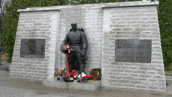 Памятник советскому Воину-освободителю Бронзовый солдат на таллинском Военном кладбище, архивное фото - Sputnik Казахстан